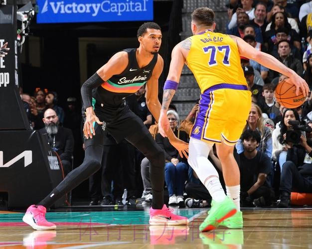 东契奇空砍38+10+10 湖人不敌马刺 东契奇空砍38+10+10 湖人不敌马刺