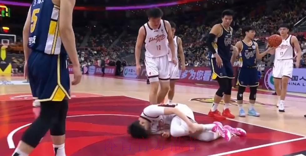 徐杰复出空砍22分 约克三分绝杀浙江加时险胜广东 徐杰复出空砍22分 约克三分绝杀浙江加时险胜广东